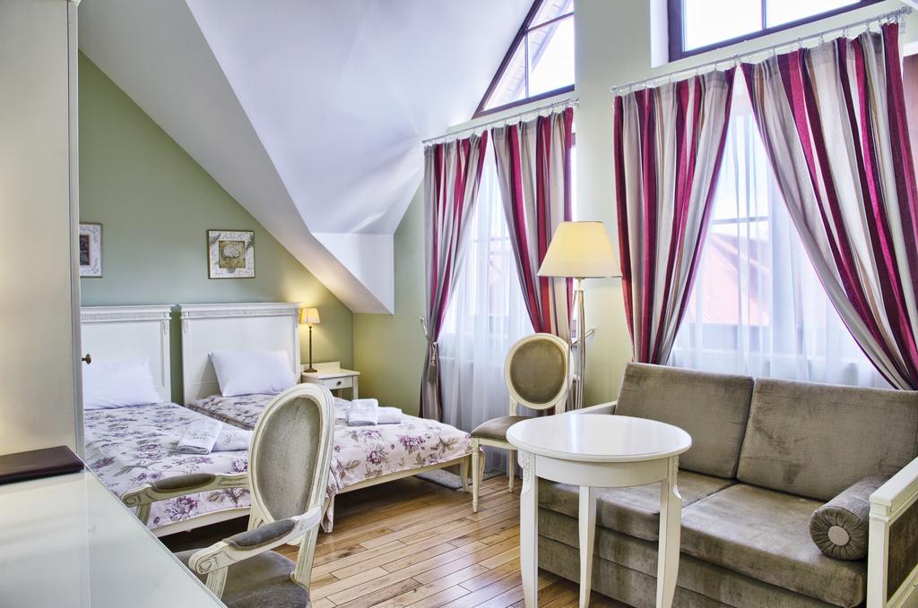 Villa Estera - Hotel & Restauracja Michałowice Eksteriør bilde