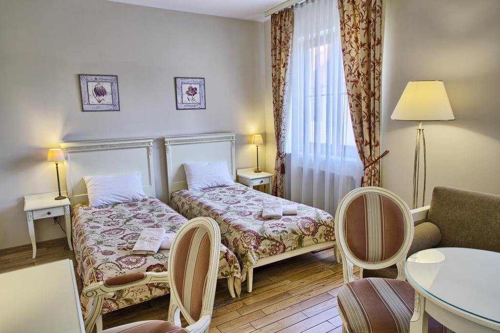 Villa Estera - Hotel & Restauracja Michałowice Eksteriør bilde