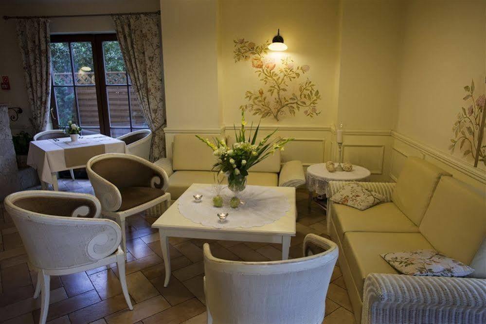 Villa Estera - Hotel & Restauracja Michałowice Eksteriør bilde